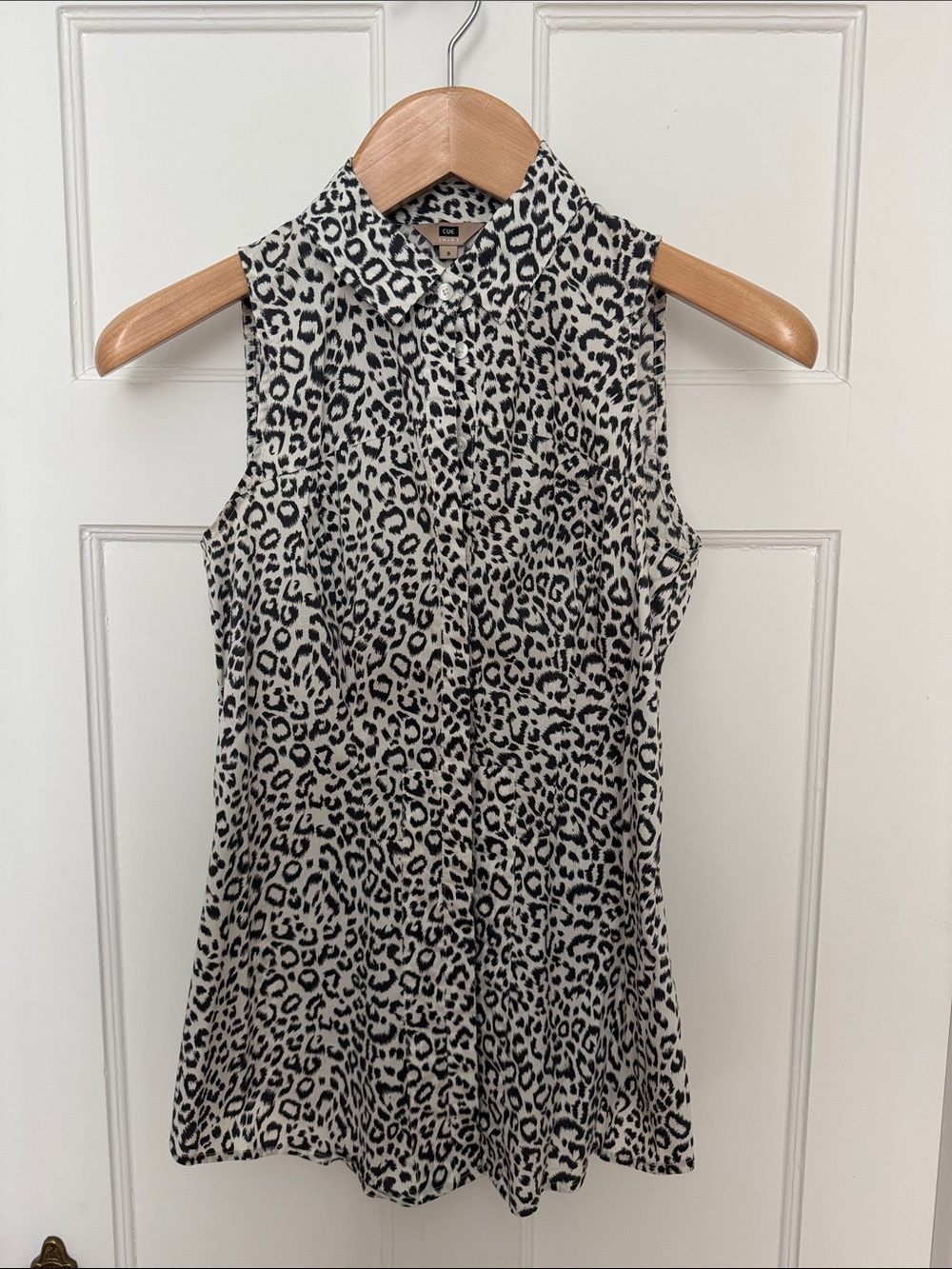 CUE Women’s Small Sleeveless Collared Leopard Print Blouse- Black & White